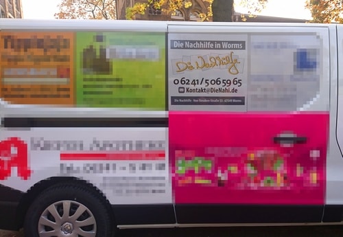 Werbung von Die Nachhilfe auf der Seite des Busses