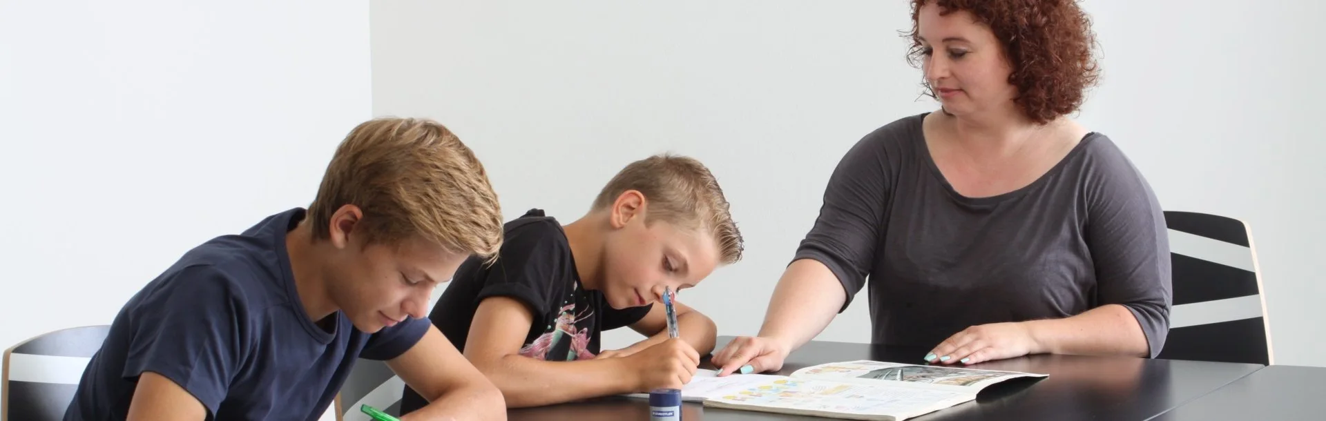 Silke Gorth unterrichtet zwei Schüler in der Kleingruppe